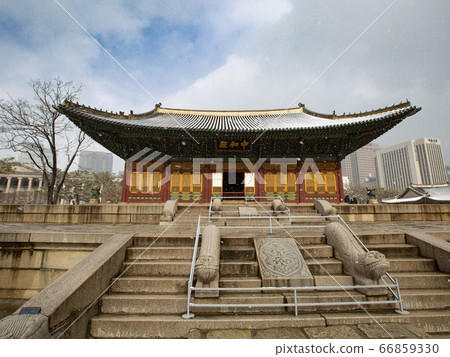 Deoksugung Gyeongbokgung Palace in Jongno-gu, Jung-gu, Seoul, Korea Winter Deoksugung Gyeongbokgung Palace in Jongno-gu, Jung-gu, Seoul, Korea Winter 66859330