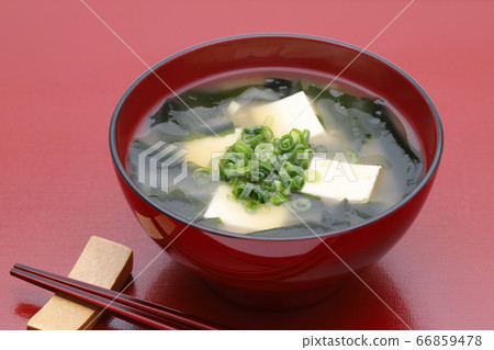 Tofu and seaweed miso soup 66859478