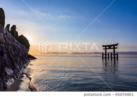 (Shiga Prefecture) Shirahige Shrine Otorii Hinode, around the summer solstice (Shiga Prefecture) Shirahige Shrine Otorii Hinode, around the summer solstice 66859861