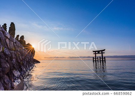 (Shiga Prefecture) Shirahige Shrine Otorii Hinode, around the summer solstice 66859862