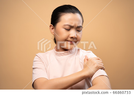 Asian woman was sick with body pain standing Asian woman was sick with body pain standing 66860733