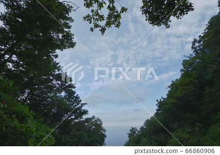 鄂霍次克海和知床的Oshinkoshin瀑布看到的天空 鄂霍次克海和知床的Oshinkoshin瀑布看到的天空 66860906