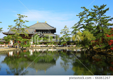 Todaiji Daibutsuden藍天和Kagamiike Todaiji Daibutsuden藍天和Kagamiike 66861267