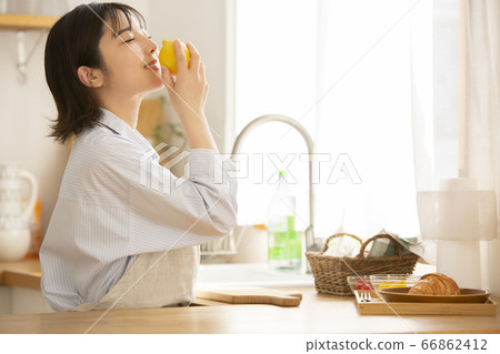 Young woman holding a lemon in her hand 66862412