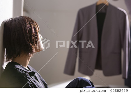 Shortcut young woman worried 66862459