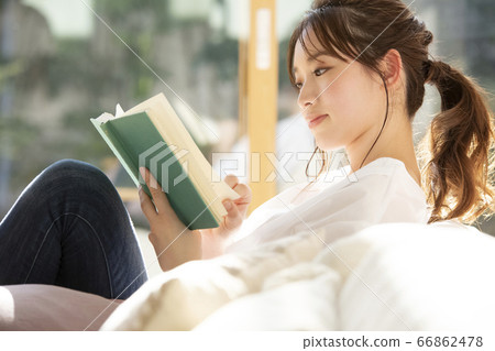 A young woman reading A young woman reading 66862478