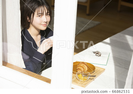 A woman living alone 66862531