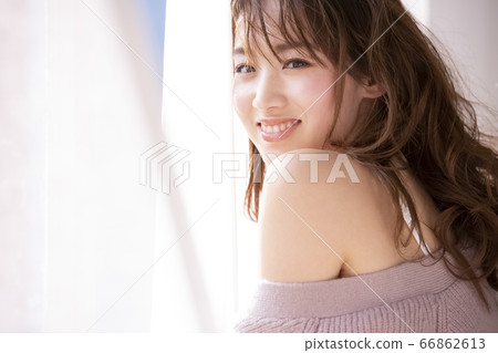 Young woman with long hair relaxing in the room 66862613