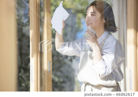 清洗窗戶的年輕女子 清洗窗戶的年輕女子 66862617