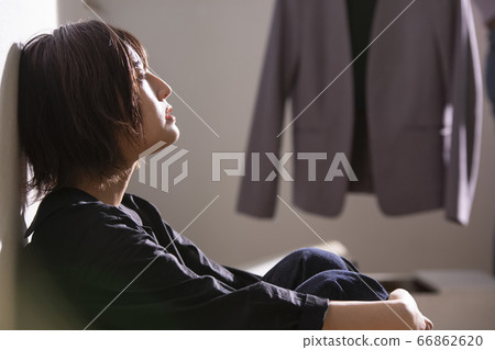 Shortcut young woman worried 66862620