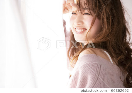 長長的頭髮在房間裡放鬆的年輕女子 66862692