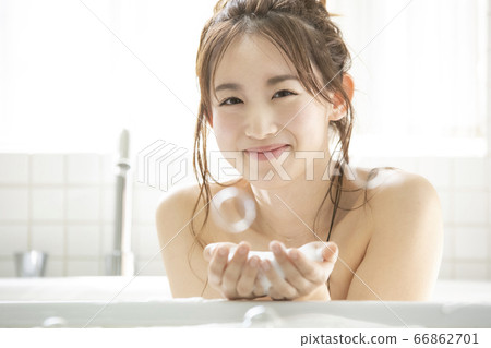 一位年輕的女士洗澡 66862701
