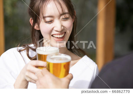 A couple drinking beer 66862770