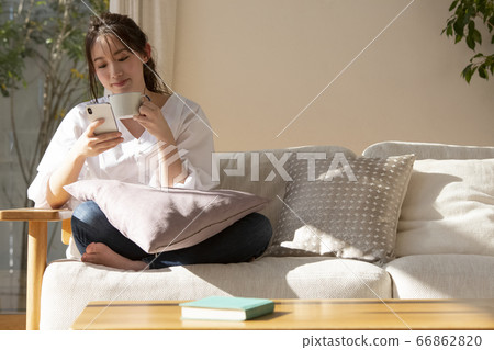 放鬆在沙發的一個少婦 放鬆在沙發的一個少婦 66862820