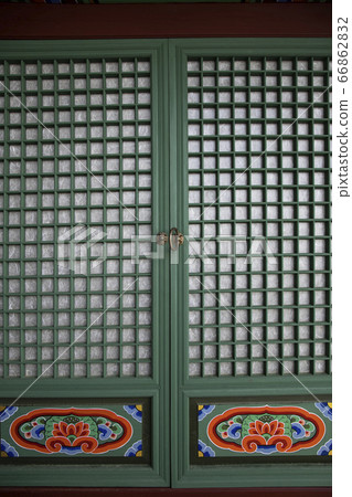 Buddhist temple windows Buddhist temple windows 66862832