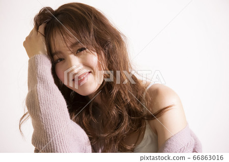 長頭髮的年輕女子 長頭髮的年輕女子 66863016