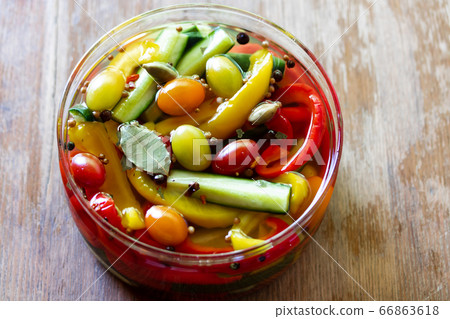 夏季蔬菜泡菜 夏季蔬菜泡菜 66863618