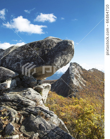 Autumn leaves in Hwangseoksan, Hamyang-gun, Gyeongnam, South Korea Autumn leaves in Hwangseoksan, Hamyang-gun, Gyeongnam, South Korea 66864710