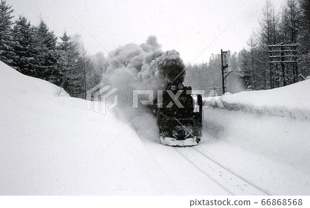 1975 Color photo of D51 Hakodate Main Line Ginzan that goes through heavy snowfall area 1975 Color photo of D51 Hakodate Main Line Ginzan that goes through heavy snowfall area 66868568