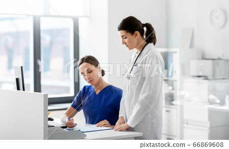 doctor and nurse with clipboard at hospital 66869608