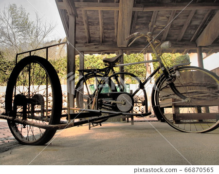 A nostalgic horizontal tricycle 66870565