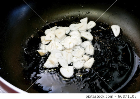 Fry garlic in oil 66871105