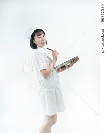 [白色背景]護士寫圖表[護士] 66872580