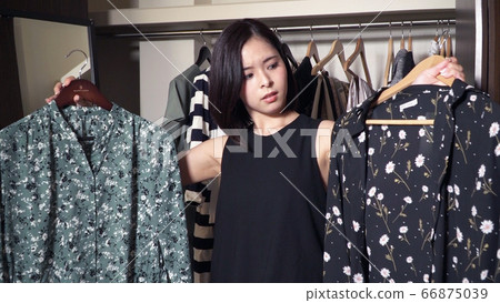 選擇衣服的女人 66875039