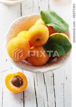 Fresh sweet apricots on the wooden table Fresh sweet apricots on the wooden table 66875361