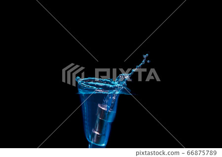 The object falls into the water 66875789