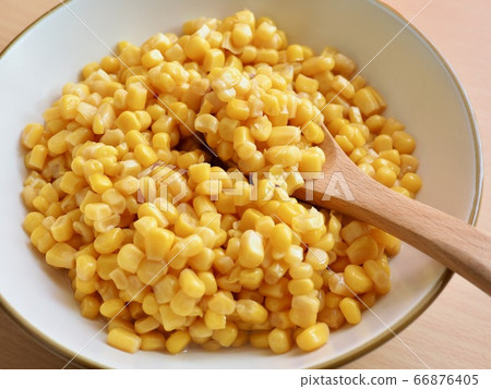 Sweet corn in a ceramic bowl Sweet corn in a ceramic bowl 66876405