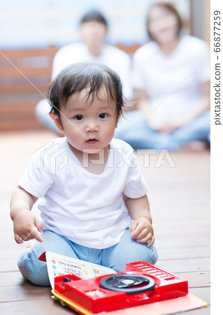 家庭度假放鬆在木甲板上 66877259