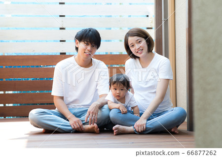 家庭度假放鬆在木甲板上 66877262