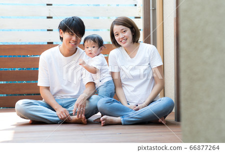 家庭度假放鬆在木甲板上 66877264