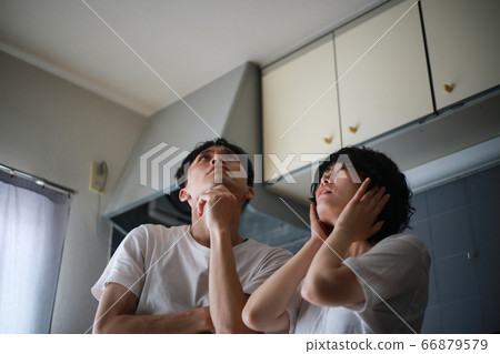 Couple suffering from noise upstairs 66879579