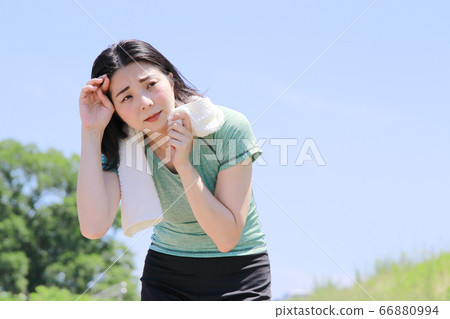 運動的女人擦汗，感覺呼吸急促 66880994