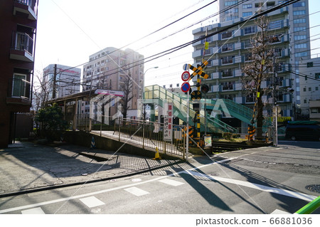 Toden荒川線（東京櫻花電車）往早稻田站的學園角下站站台和鐵路道口 66881036