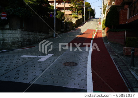 Nozokizaka (Chibutzaka) in Takada, Toshima-ku, Tokyo, which is famous for being one of the largest steep slopes in Tokyo Nozokizaka (Chibutzaka) in Takada, Toshima-ku, Tokyo, which is famous for being one of the largest steep slopes in Tokyo 66881037
