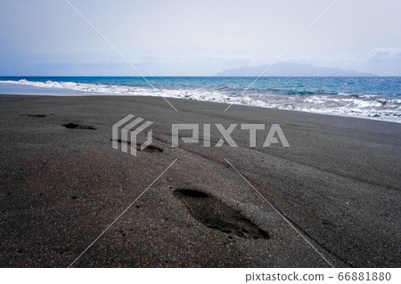Footprints in black sand beach, Fogo Island, Cape 66881880