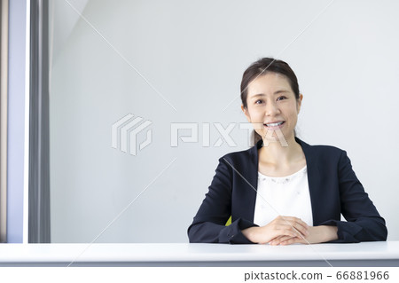 看著相機的女商人肖像 看著相機的女商人肖像 66881966