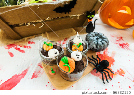 Table Set for the Kids Halloween Dinner Table Set for the Kids Halloween Dinner 66882130