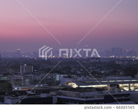 泰國曼谷遠景柏林車站和阿索克摩天大樓夜景/泰國曼谷 66885565