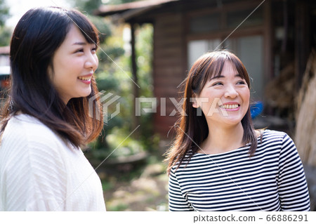 Parent and child talking 66886291