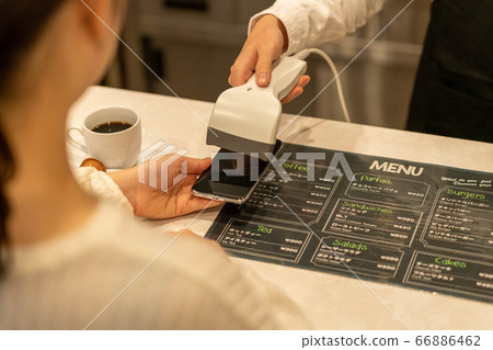 用智能手機對咖啡進行電子付款的女人 66886462