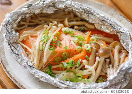 Grilled salmon with foil 66888018