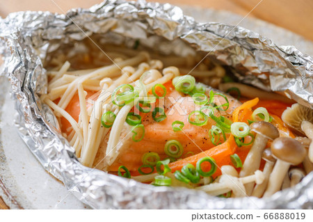 Grilled salmon with foil 66888019