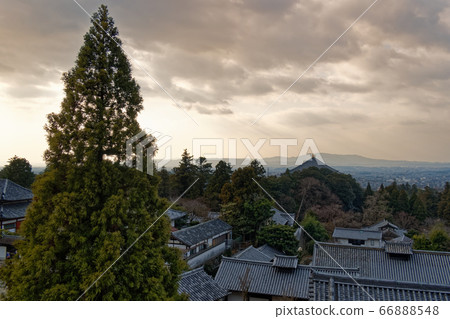從東大寺和二月堂看到的黃昏時的大佛殿和奈良市 從東大寺和二月堂看到的黃昏時的大佛殿和奈良市 66888548