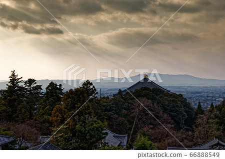 從東大寺和二月堂看到的黃昏時的大佛殿和奈良市 從東大寺和二月堂看到的黃昏時的大佛殿和奈良市 66888549