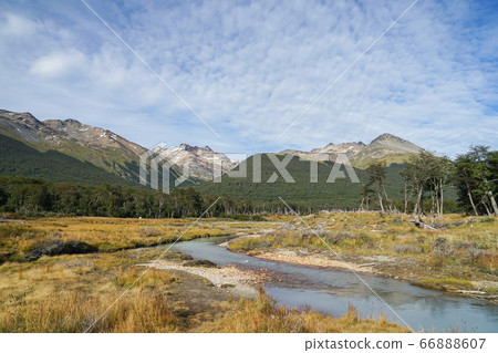 河流從埃斯梅拉達湖 66888607