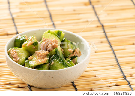 黃瓜和金槍魚醬。與背景窗簾的夏天圖像。 黃瓜和金槍魚醬。與背景窗簾的夏天圖像。 66888856